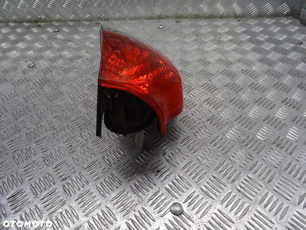 VOLVO XC70 01-07 2.5T 210KM  LAMPA TYŁ TYLNA PRAWA LEWA - 3