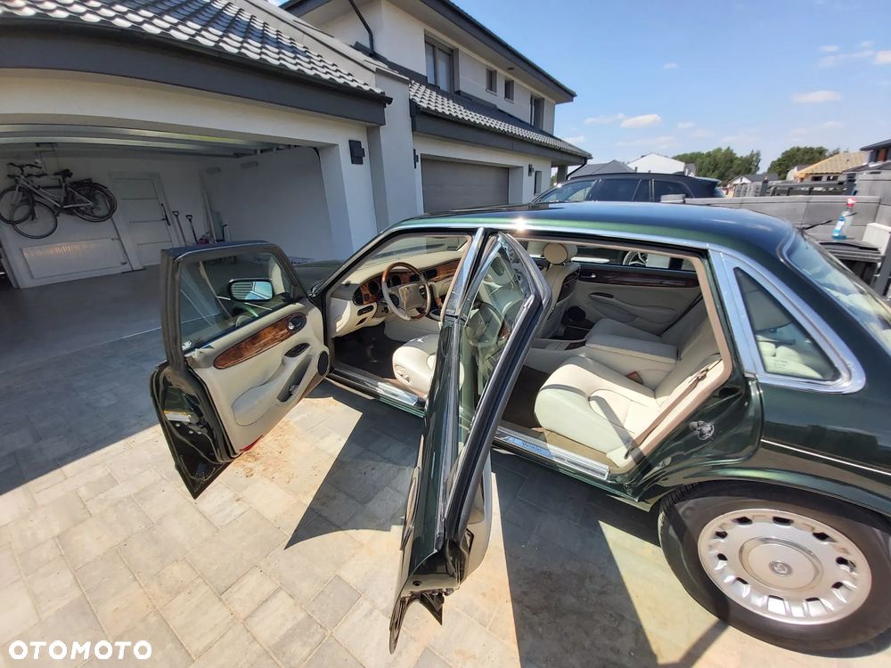 Jaguar Daimler S8 - 32