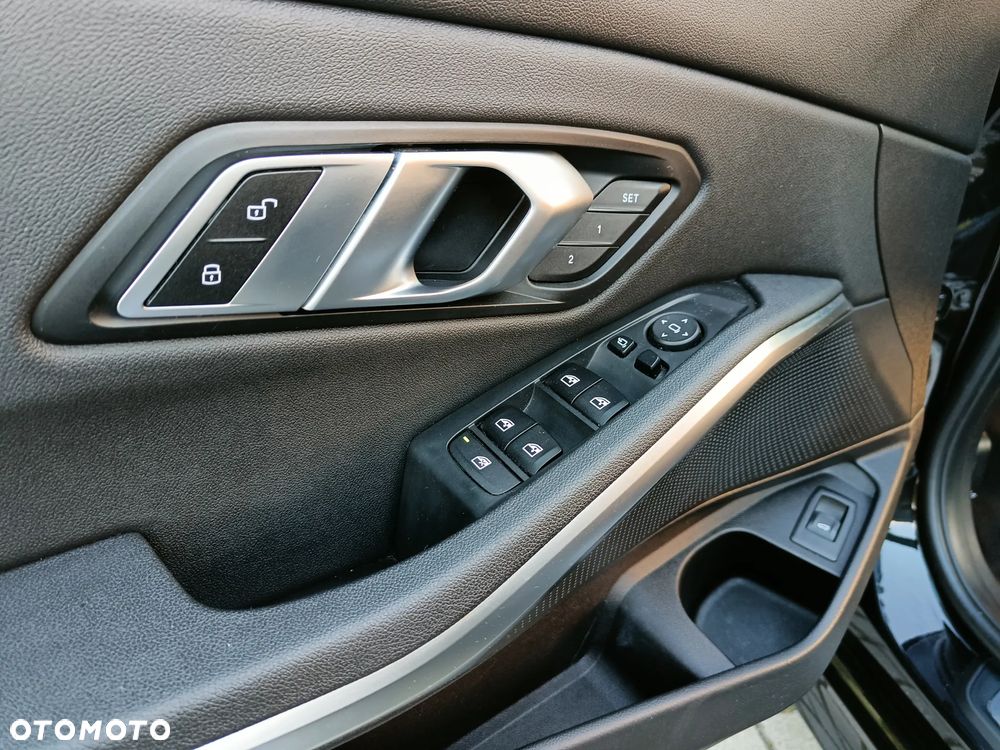BMW Seria 3 330i xDrive Sport Line - 16