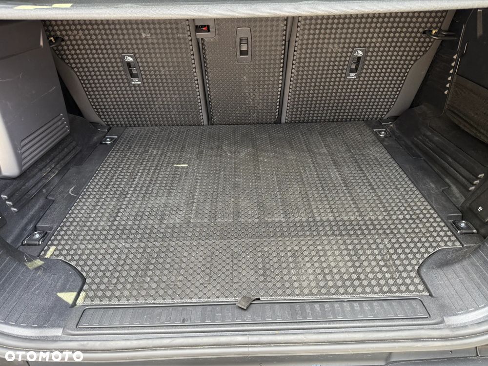 Land Rover Defender 3.0 D300 mHEV X-Dynamic SE - 19