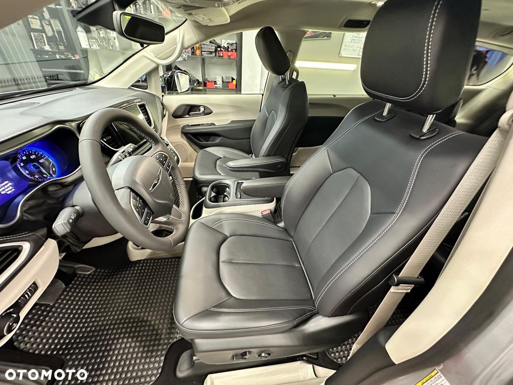 Chrysler Pacifica - 13
