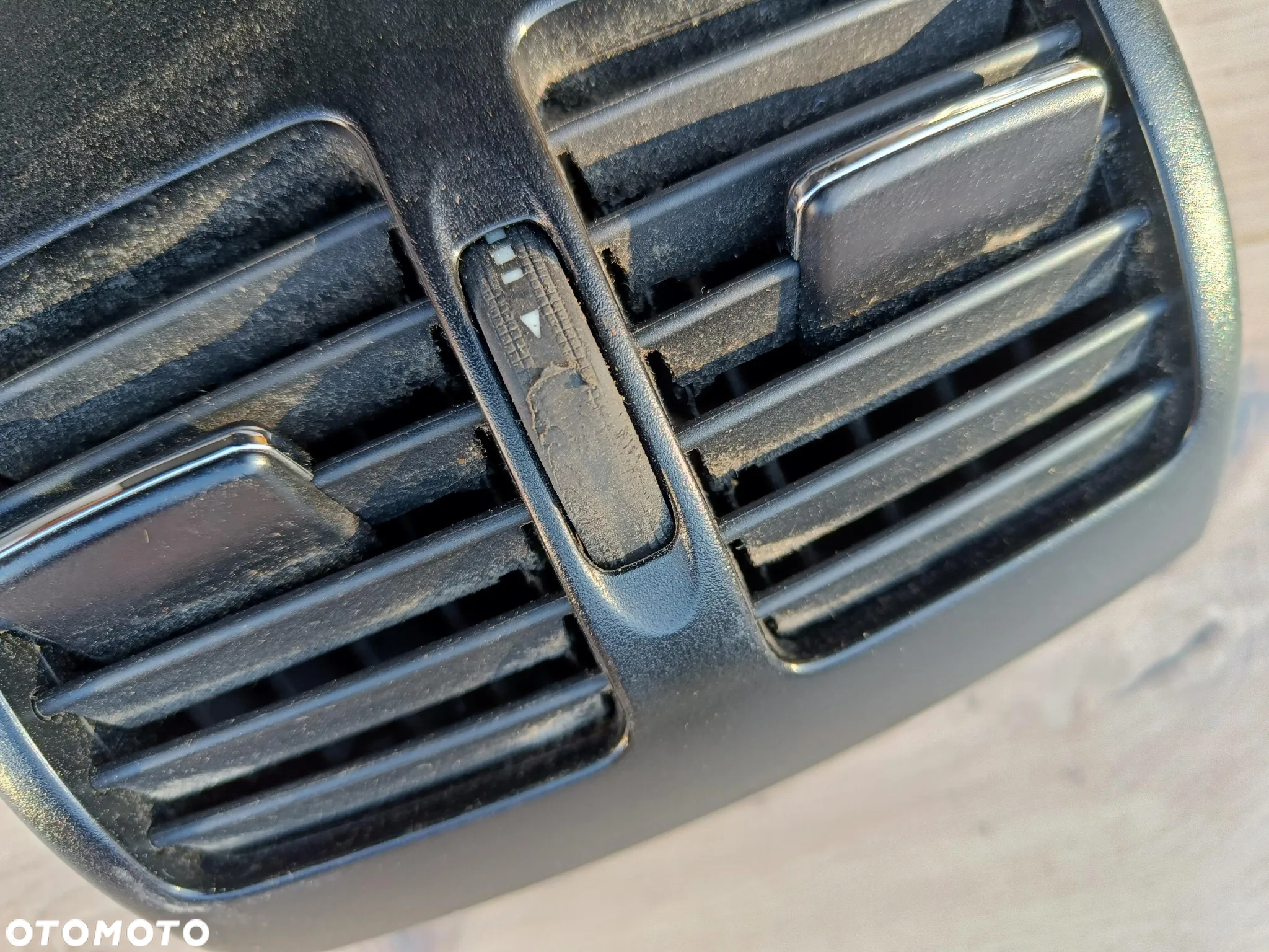 MERCEDES W204 LIFT KRATKA NAWIEWU TYLNA TYŁ CZARNA - 6