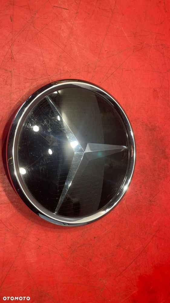 ZNACZEK LOGO EMBLEMAT POD RADAR CZARNY MERCEDES W206 C-KLASA A0008881800 - 4