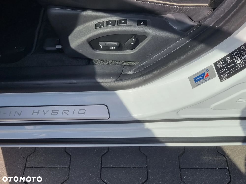 Volvo V60 D6 AWD Plug-in Hybrid R-Design Summum - 24