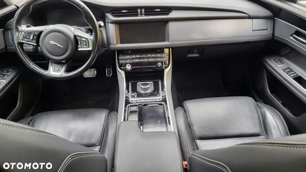 Jaguar XF 20d R-Sport - 32