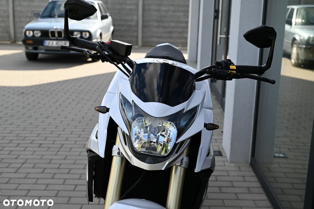 Suzuki GSR - 6