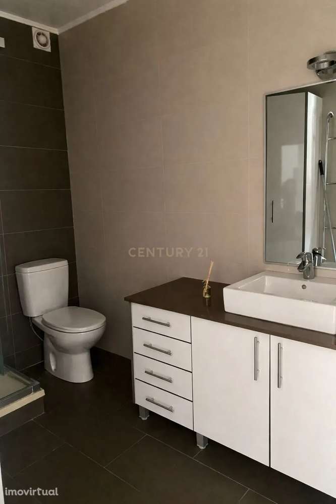 ARRENDAMENTO: T2 Semi-Remodelado | Forte da Casa | 89 m² - Grande imagem: 3/9