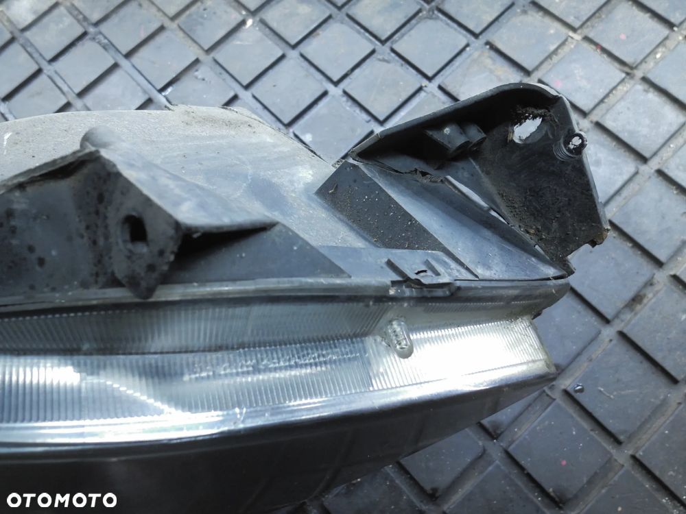 TOYOTA COROLLA VERSO II LAMPA PRAWA PRZEDNIA - 4