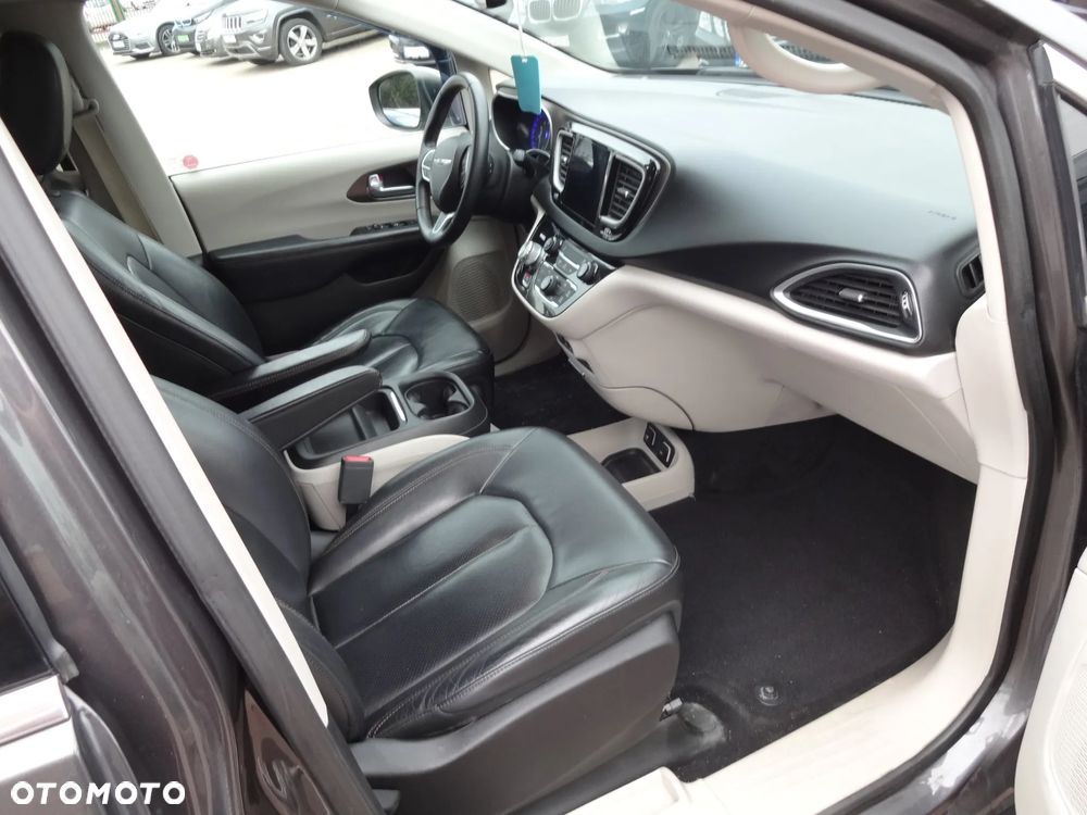 Chrysler Pacifica - 8