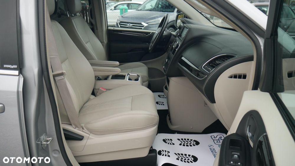 Chrysler Town & Country - 13