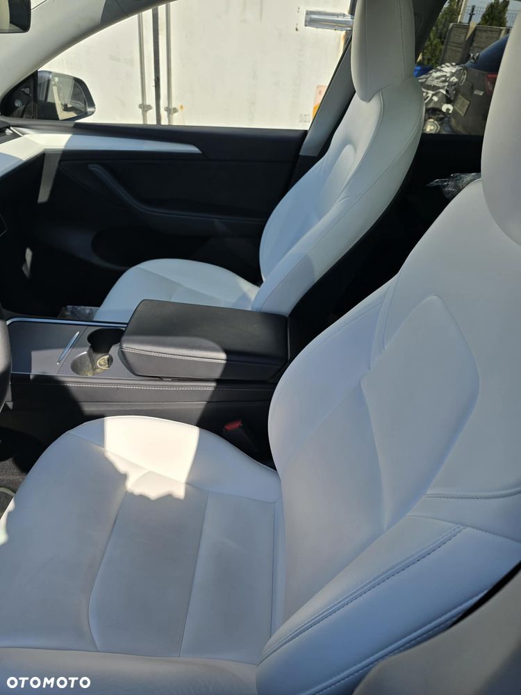 Tesla Model Y Long Range AWD - 10