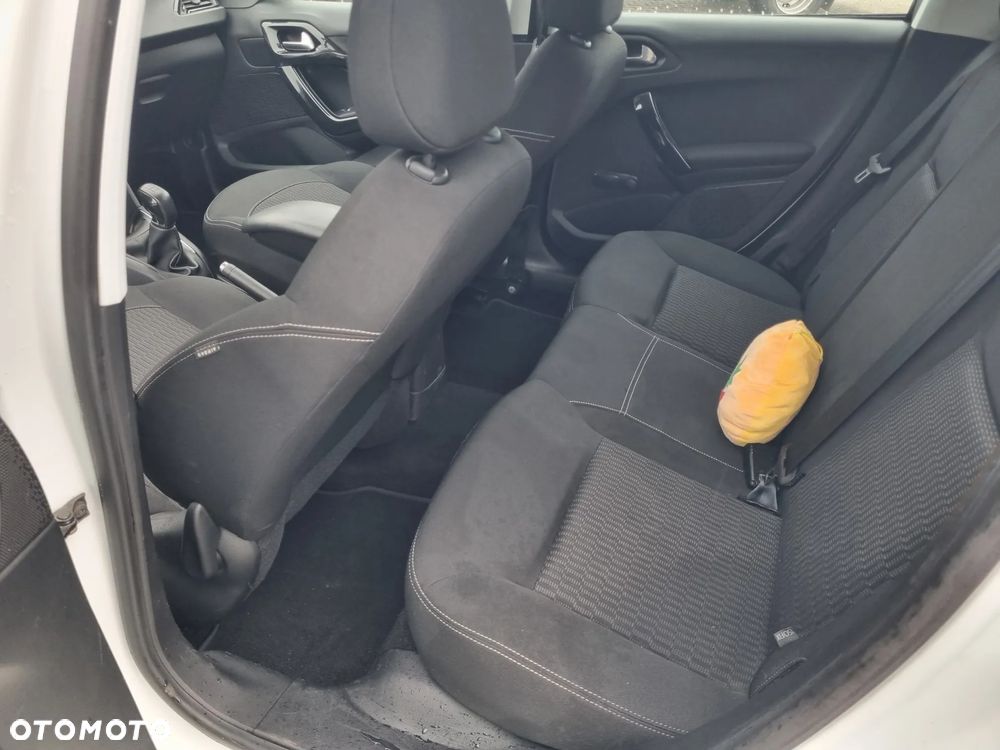 Peugeot 208 - 12