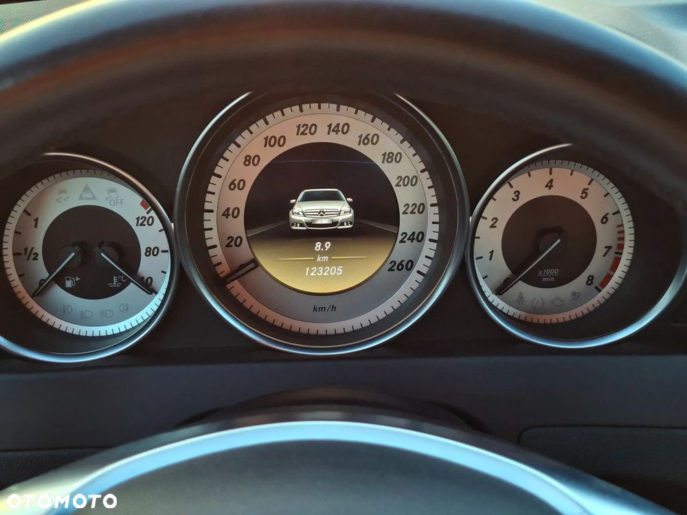 Mercedes-Benz Klasa C 200 CGI BlueEff Avantgarde - 29