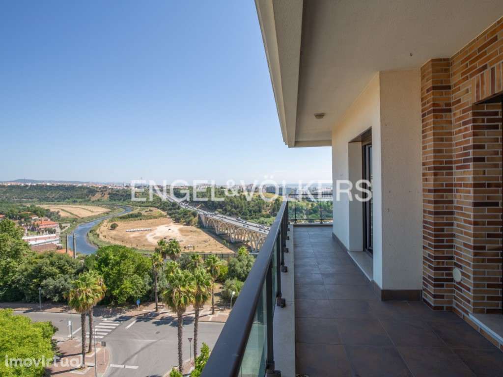 T2 com Garagem em Localização Premium - Terraços da Ponte - Grande imagem: 2/25