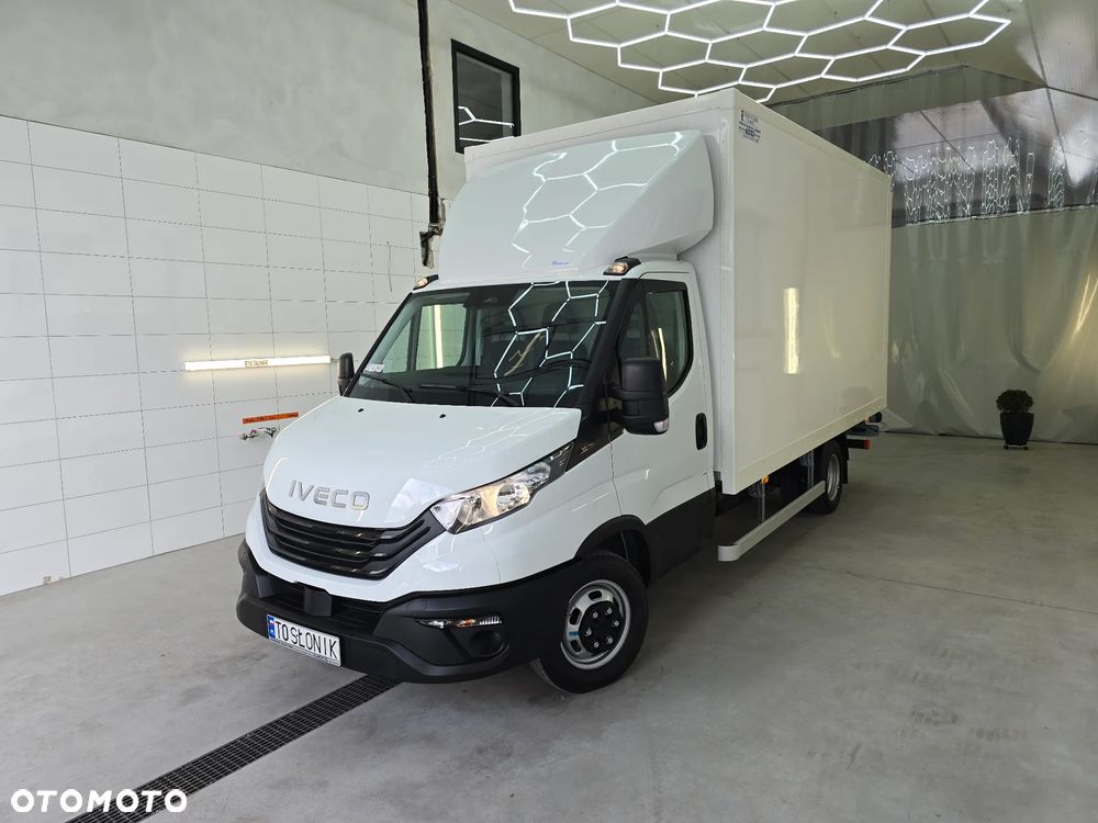 Iveco DAILY 35C16 / 50C16 KONTENER 8PALET WINDA DHOLLANDIA 750Kg 41Tyś km SERWIS ASO IVECO DO OSTATNIEGO Km STAN NOWY NOWY NOWY NA GWARANCJI BOGATA OPCJA WYPOSAŻENIA ASYSTENTY KIEROWCY TEMPOMAT KLIMA KAMERA COFANIA FOTEL KIEROWCY PNEŁMATYCZNY - 8