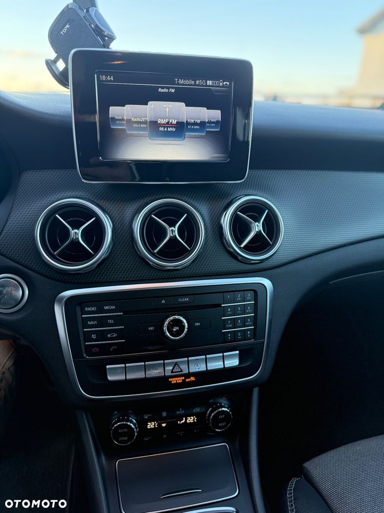 Mercedes-Benz GLA 180 7G-DCT - 15