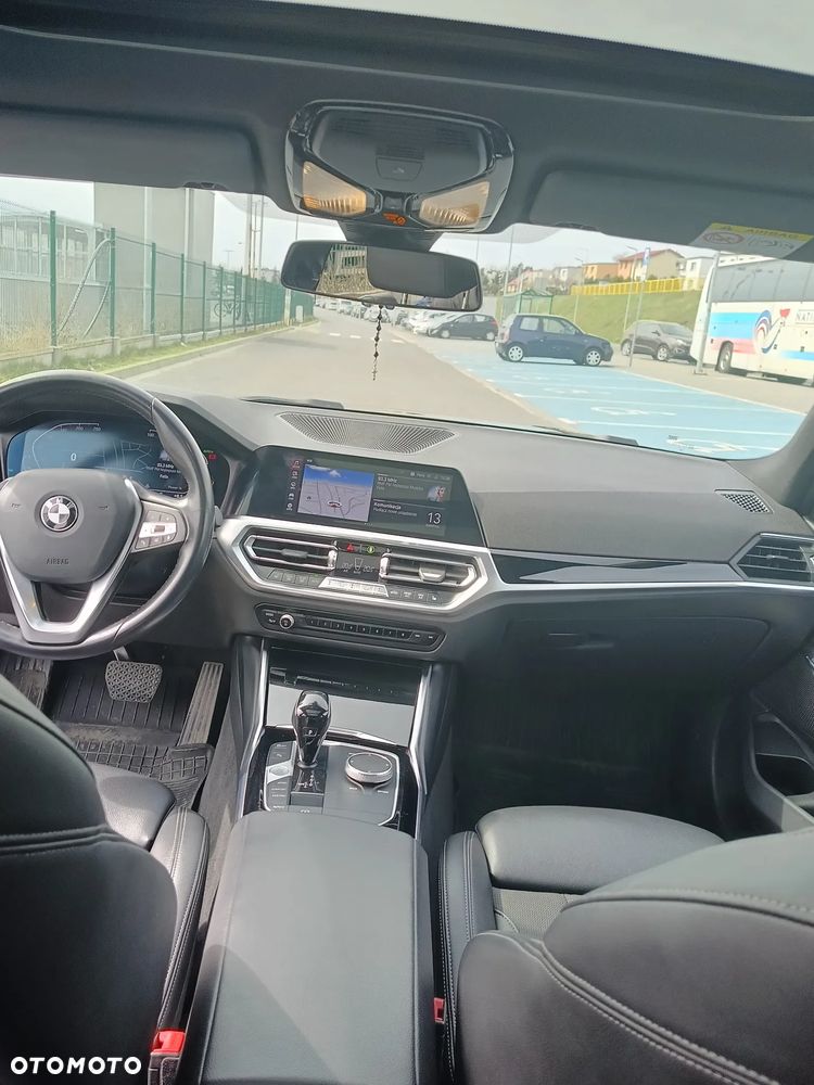 BMW Seria 3 318d mHEV - 15