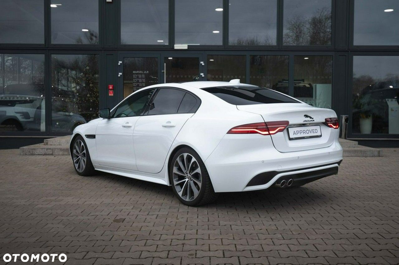 Jaguar XE - 4