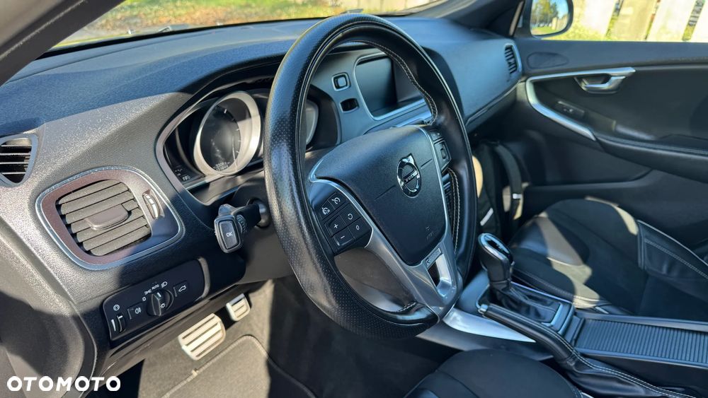 Volvo V40 D3 Geartronic RDesign - 24