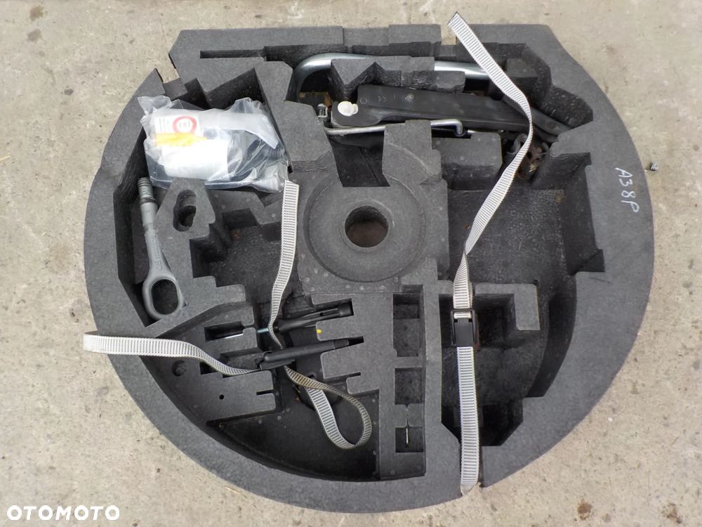 AUDI A3 8P PODNOŚNIK KLUCZ UCHO  WKŁAD KOŁA