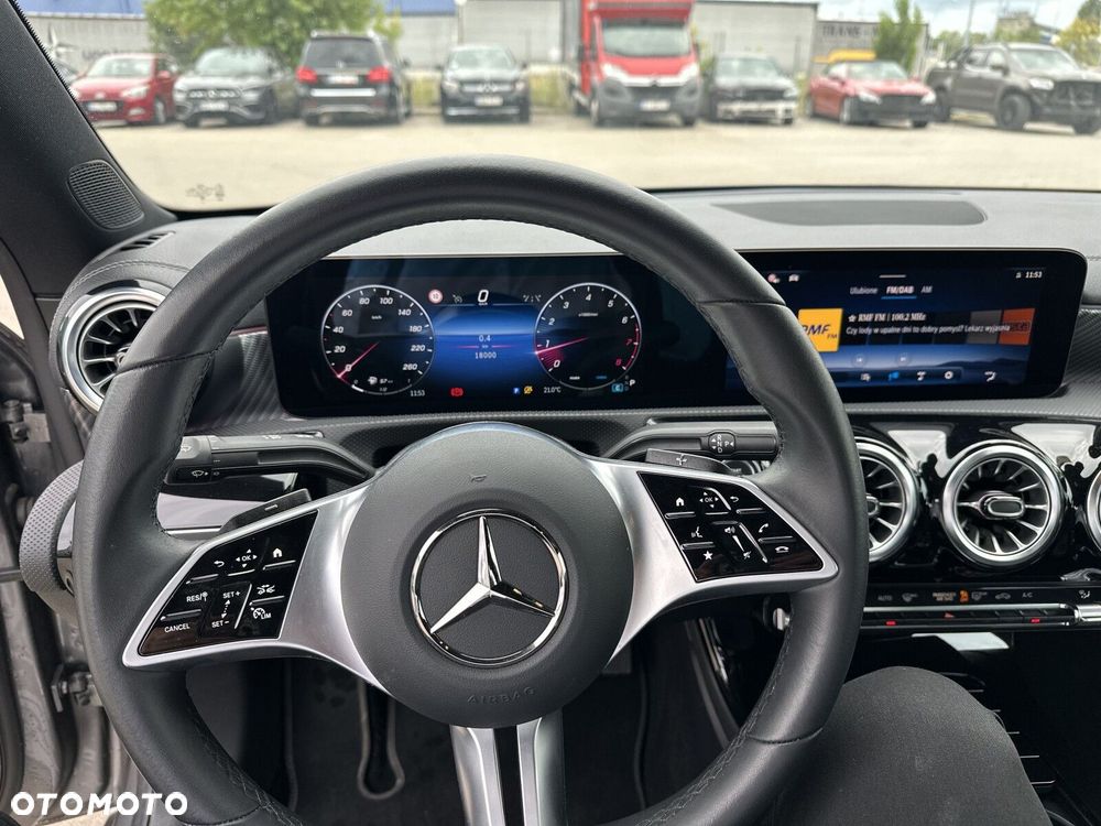 Mercedes-Benz CLA 180 Progressive 7G-DCT - 16