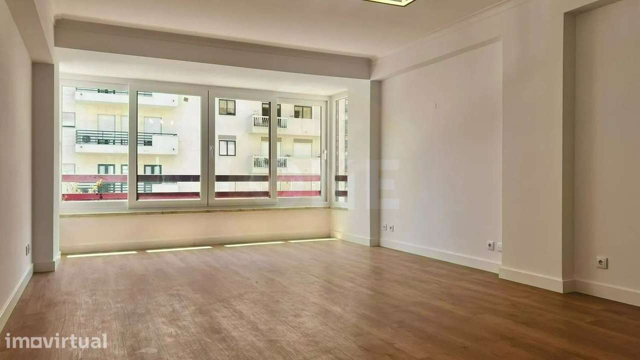 T3 Remodelado com Garagem e Arrecadação nas Laranjeiras - Grande imagem: 2/17