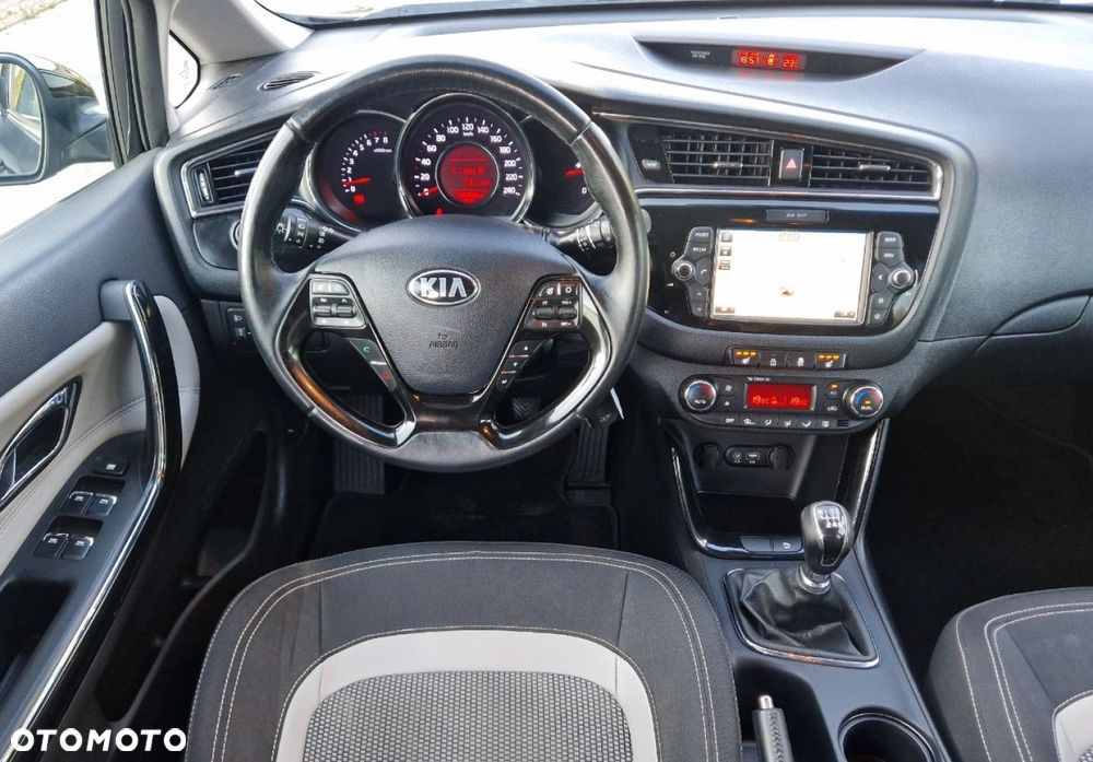 Kia Ceed 1.6 GDI Fifa World Cup Edition - 29