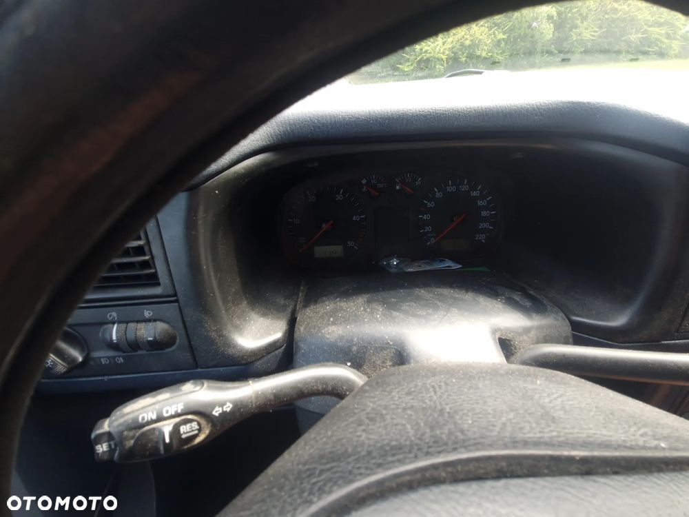 Volkswagen Caravelle - 1