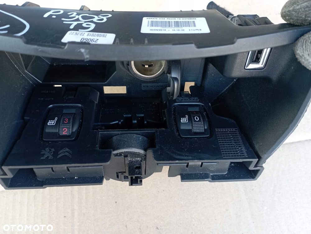 PEUGEOT 308 T9 SCHOWEK GNIAZDO 98182701ZD - 2