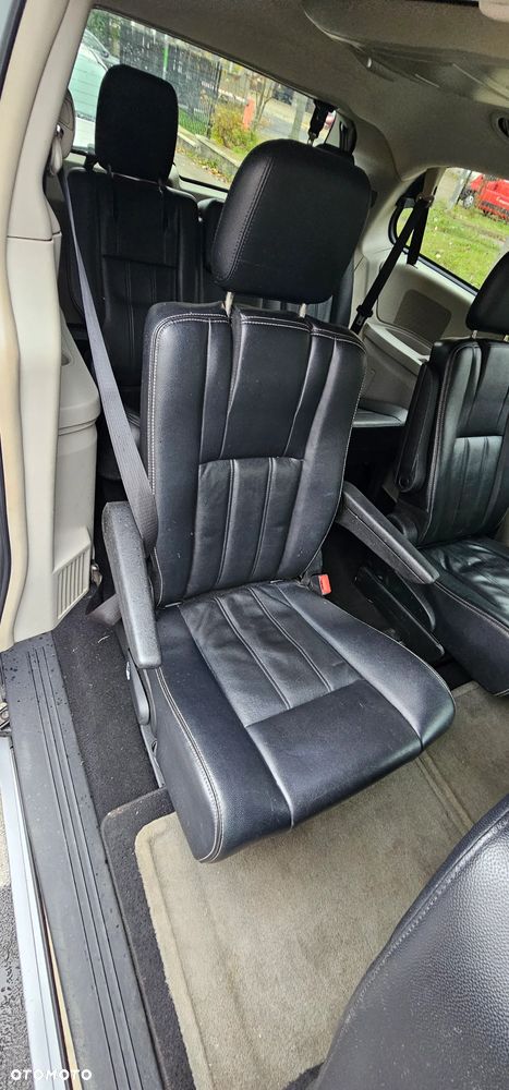 Chrysler Town & Country - 22
