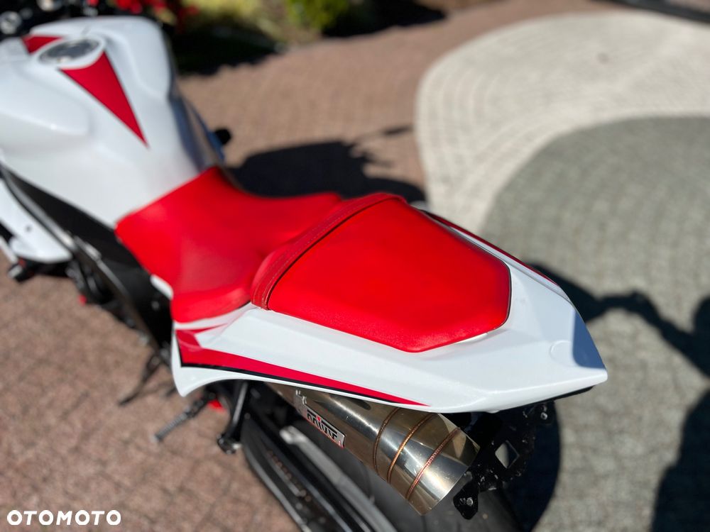 Yamaha R1 - 18
