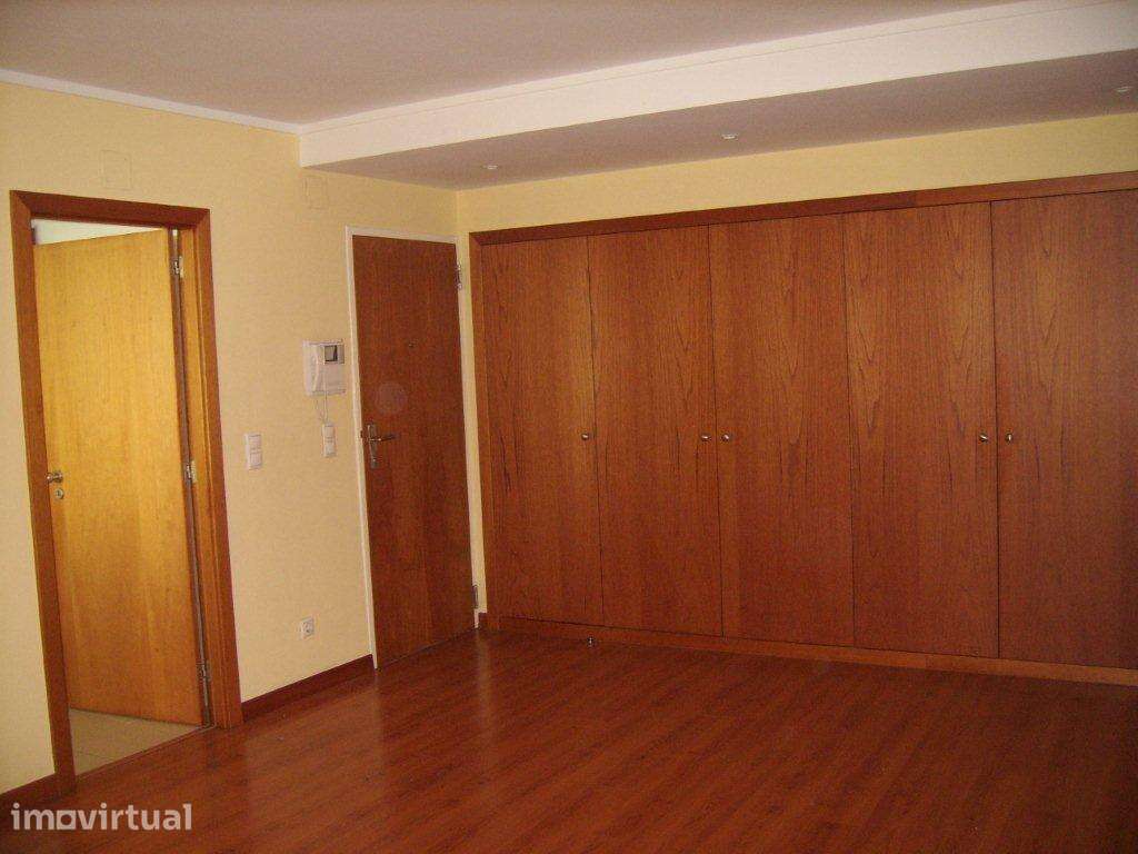 T1 com garagem, elevador e localização privilegiada - Grande imagem: 4/12