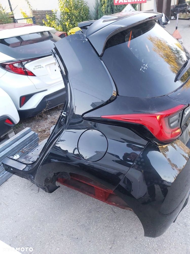 Toyota Yaris IV kompletny tył pas tylny klapa błotnik zderzak GR - 5