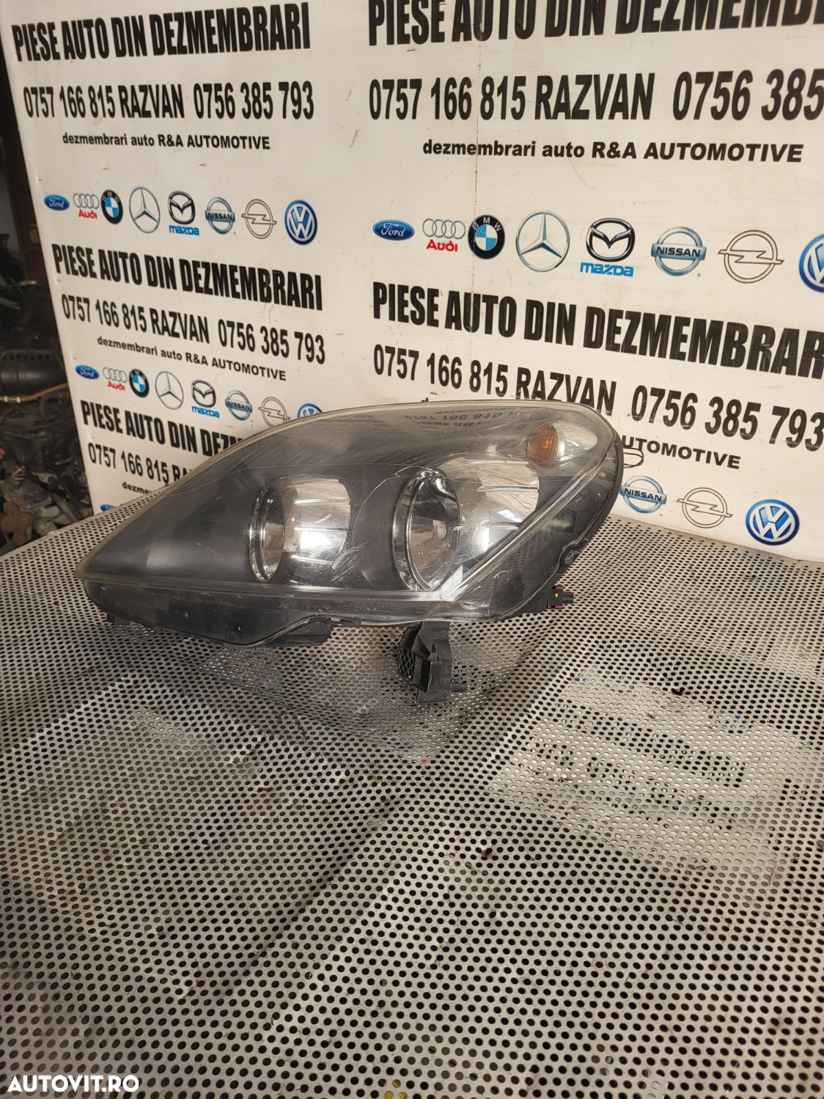 Far Stanga Opel Zafira B Facelift De Anglia Cu Ureche Rupta Dezmembrez Opel Zafira B 1.7 Cdti Euro - 2