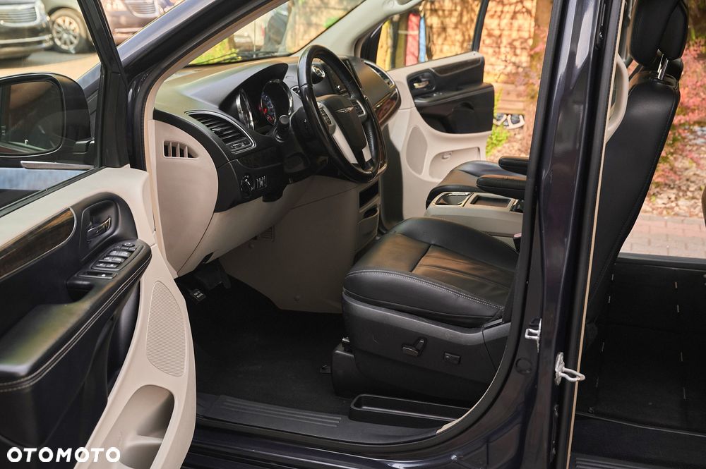 Chrysler Town & Country 3.6 Limited - 28