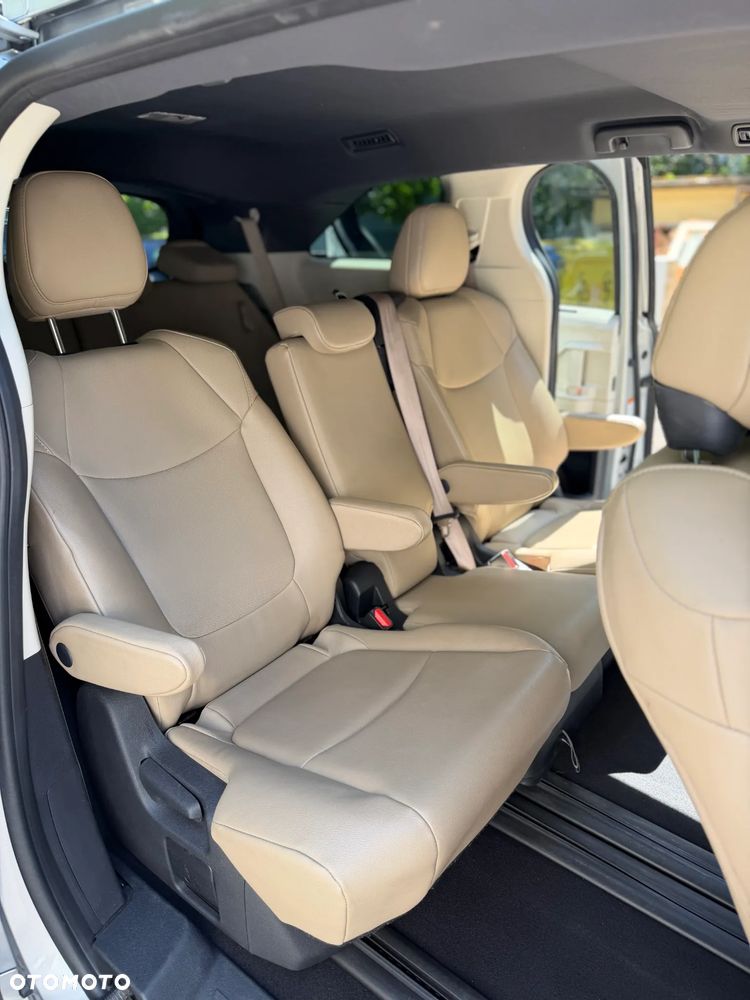 Toyota Sienna - 8