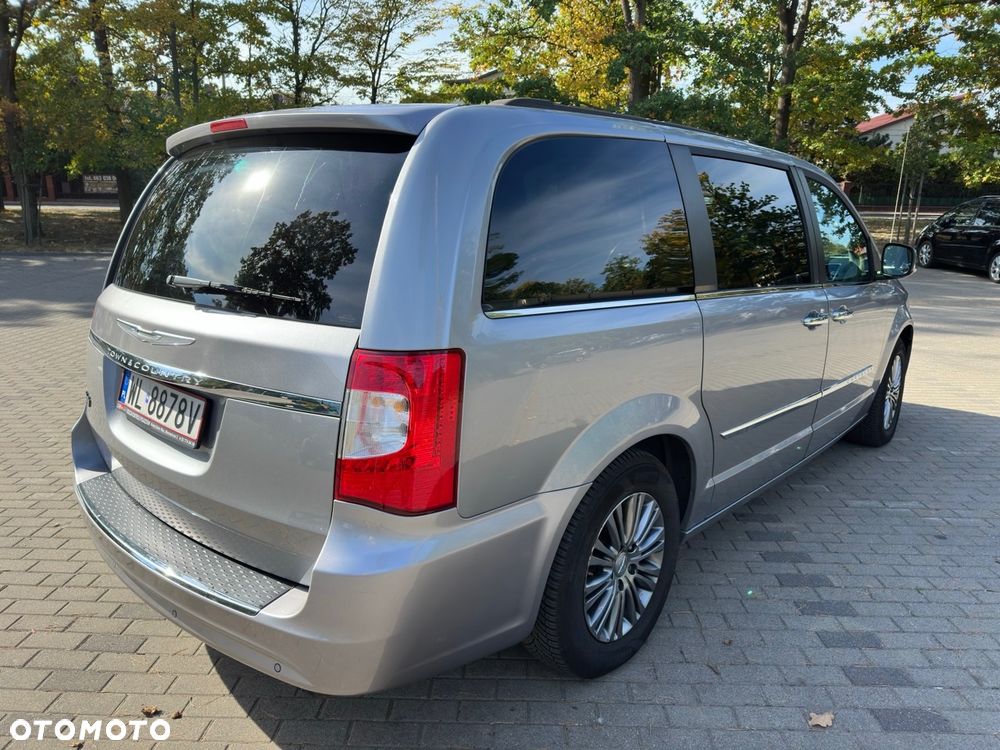 Chrysler Town & Country - 5