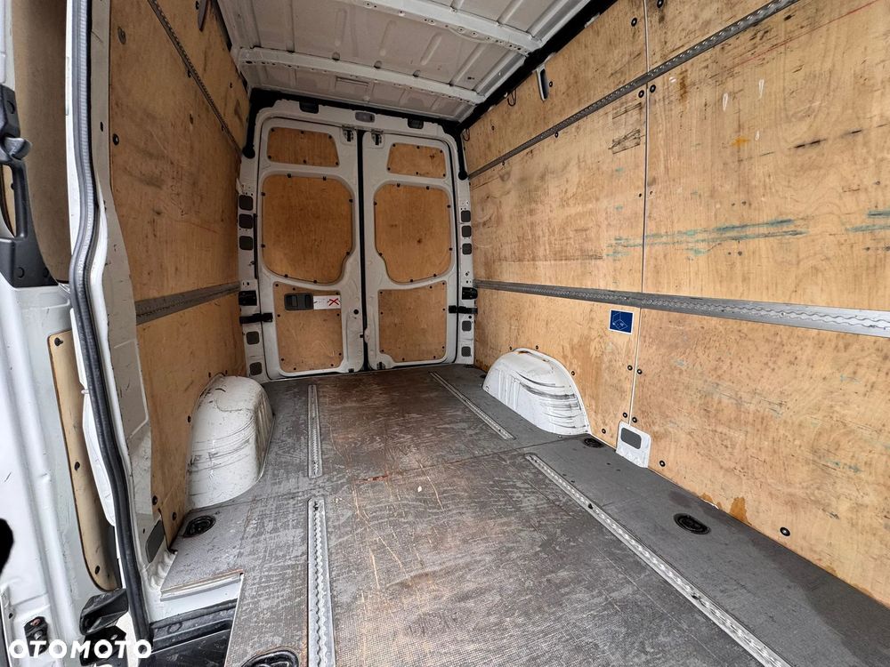 Volkswagen CRAFTER ŚREDNI PO LIFTOWY KLIMATYZACJA - 23