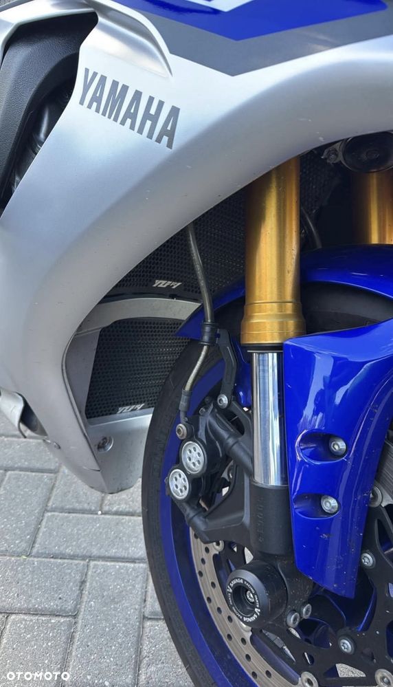 Yamaha R1 - 11