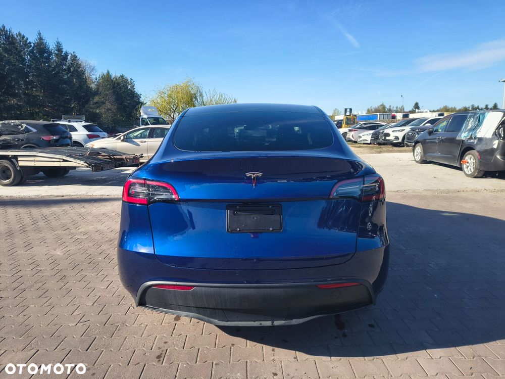 Tesla Model Y - 8