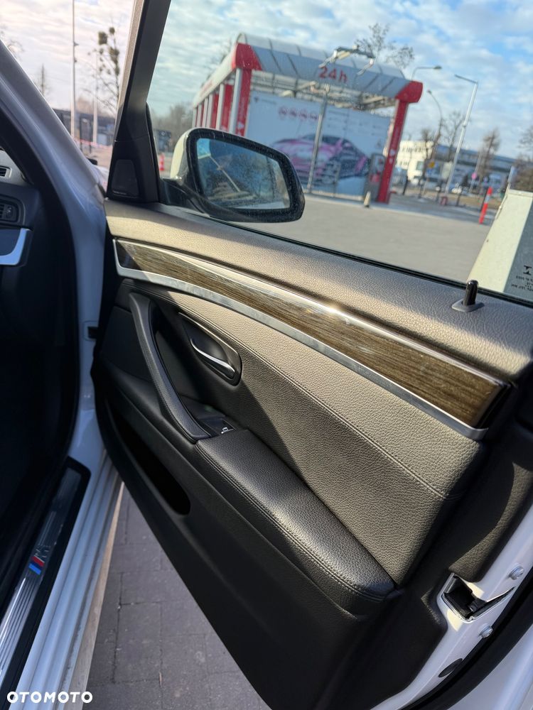 BMW Seria 5 528i xDrive - 16