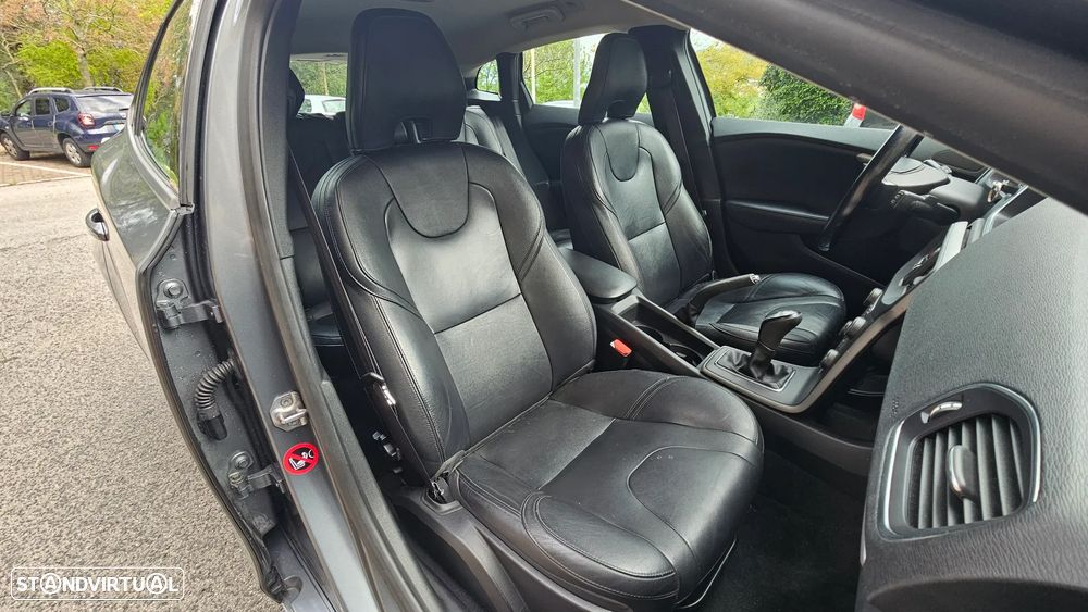 Volvo V40 1.6 D2 Momentum Eco - 28