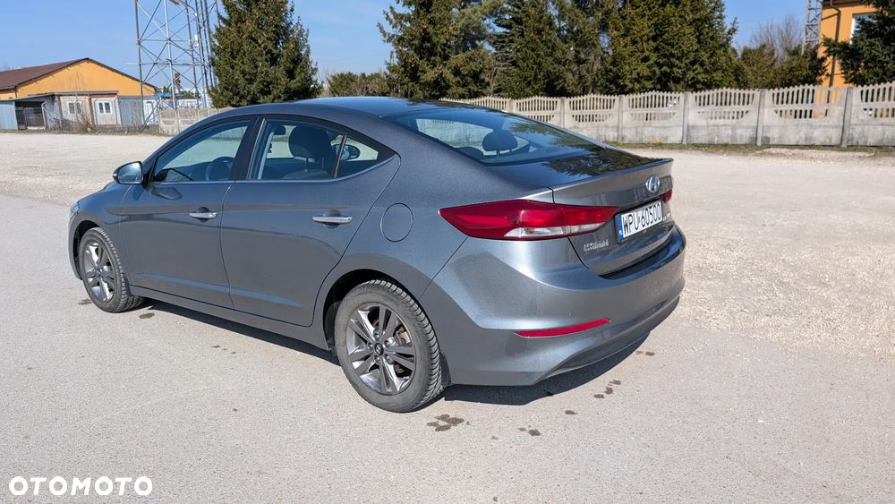 Hyundai Elantra - 11
