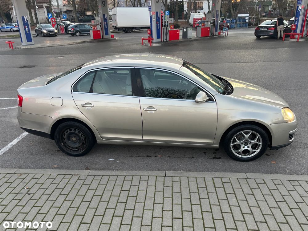 Volkswagen Jetta 2.0 TDI DSG Comfortline - 4