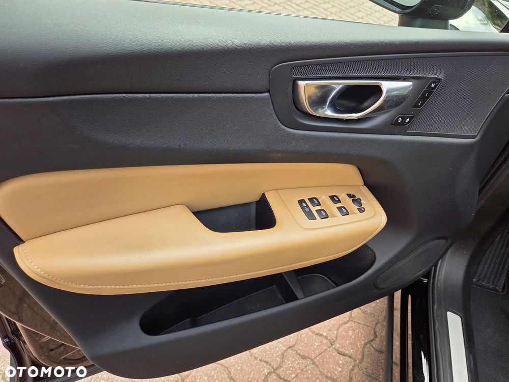 Volvo XC 60 B5 B AWD Plus Dark - 27