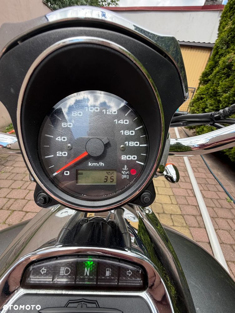 Suzuki Intruder - 11