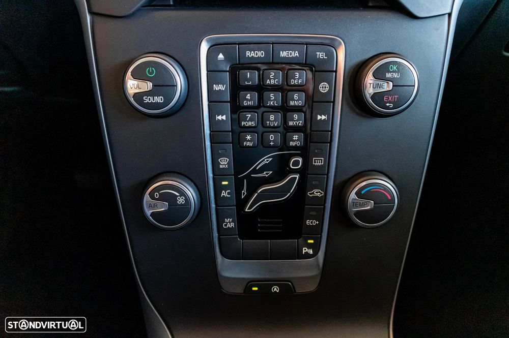Volvo V40 2.0 D3 Momentum Geartronic — fotografia 18