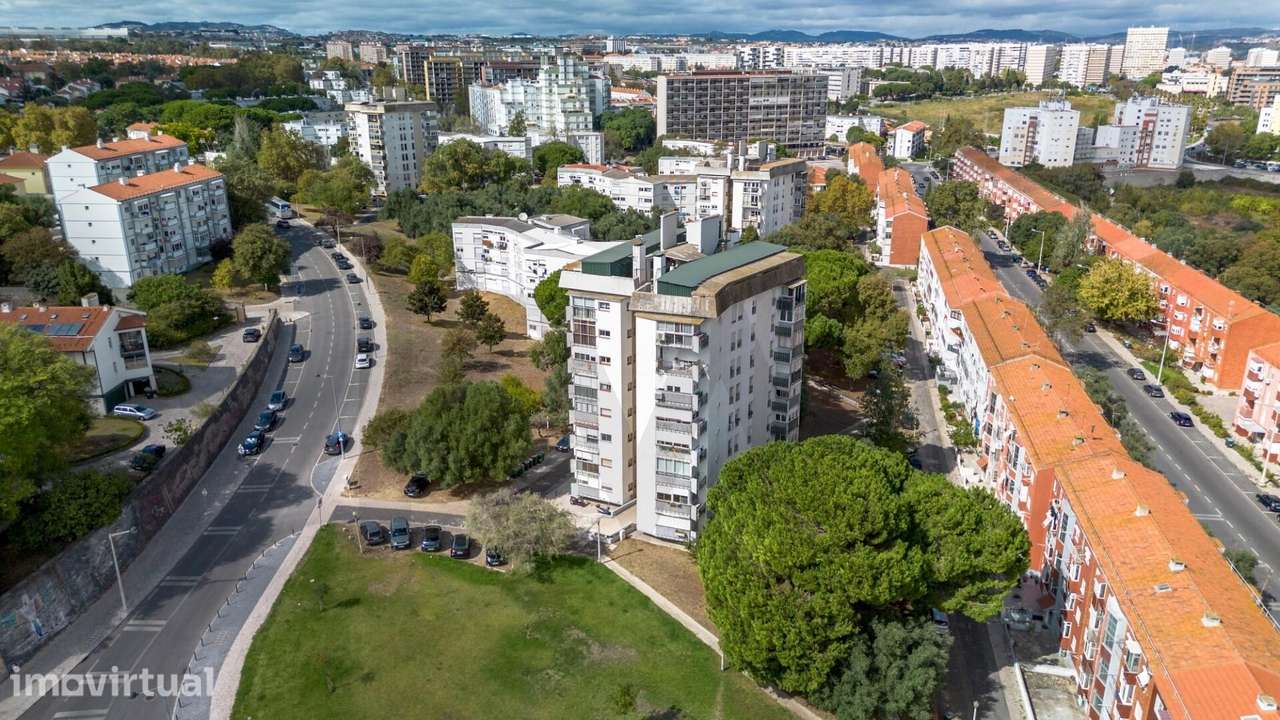 T2 nos Olivais Norte — luz, arquitetura e Metro à porta - Grande imagem: 5/35