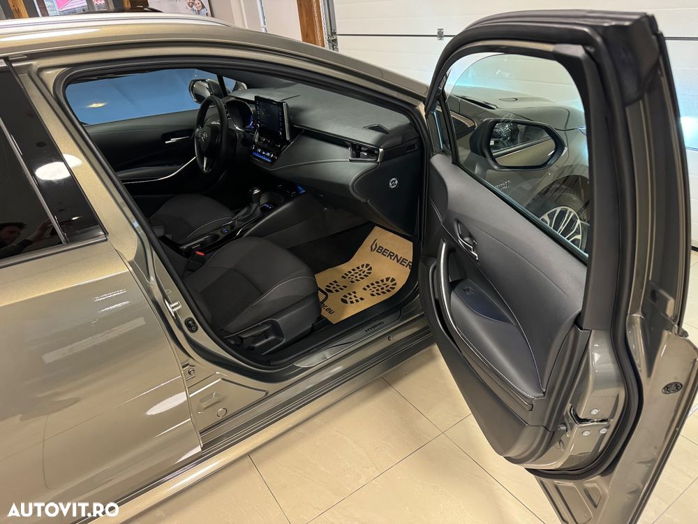 Toyota Corolla 1.8 Hybrid Team Deutschland - 8