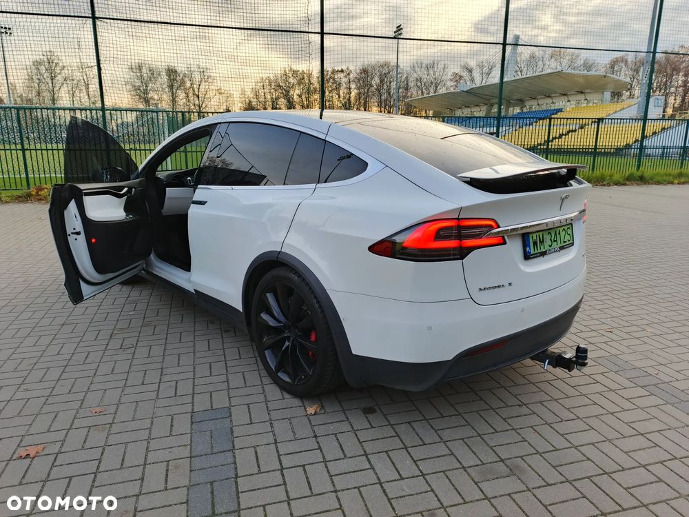 Tesla Model X - 5